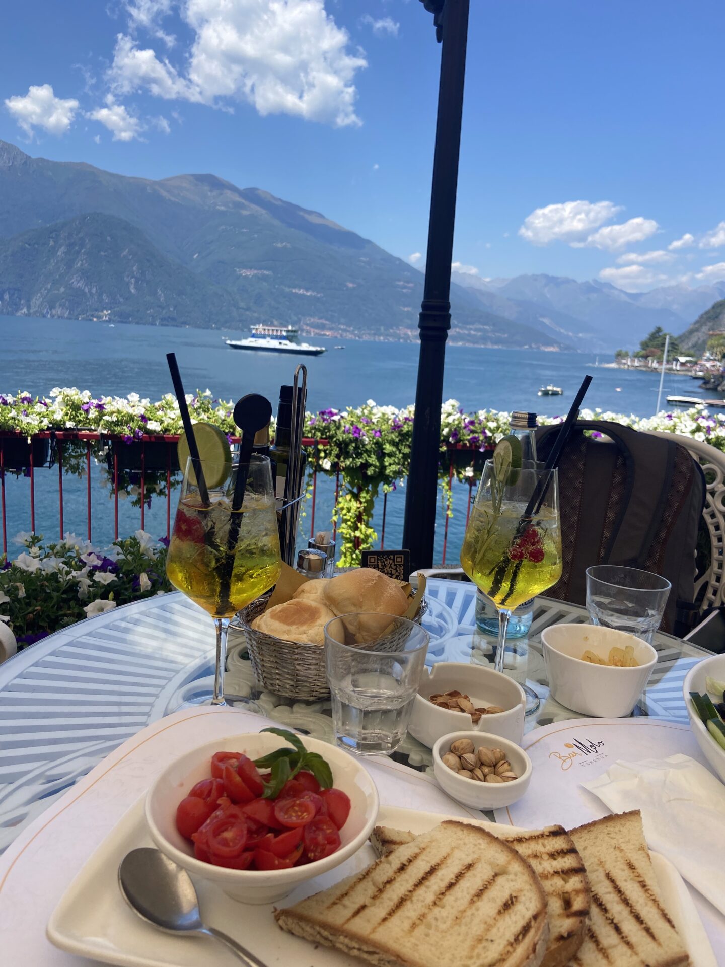 Bruschetta and Molo Spritz at Bar il Molo